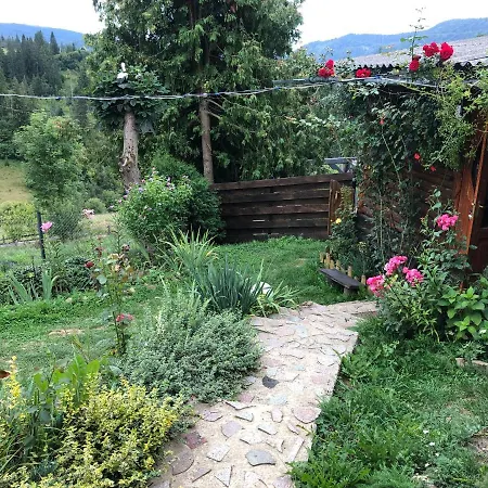казковий дім та Garden два будиночки в горах з чаном-джакузі * Slavske