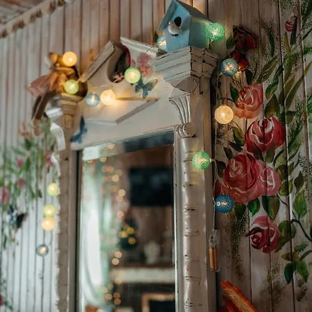 казковий дім та Garden два будиночки в горах з чаном-джакузі Holiday home Slavske