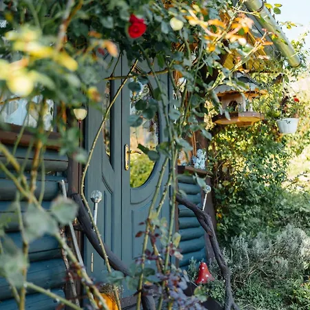 казковий дім та Garden два будиночки в горах з чаном-джакузі * Slavske