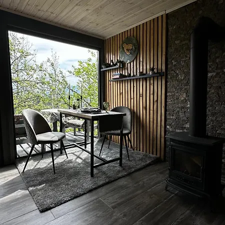 펜션 казковий дім та Garden два будиночки в горах з чаном-джакузі