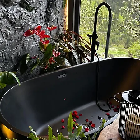 казковий дім та Garden два будиночки в горах з чаном-джакузі Feriehus *