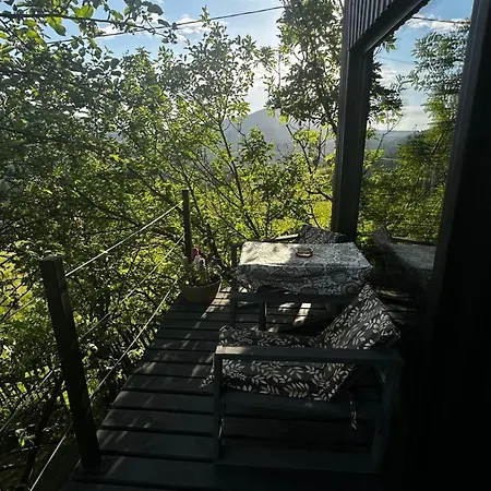 펜션 казковий дім та Garden два будиночки в горах з чаном-джакузі *