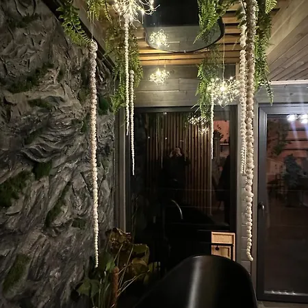 казковий дім та Garden два будиночки в горах з чаном-джакузі * Slavske