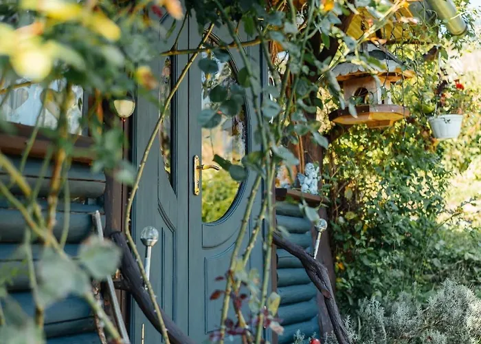 казковий дім та Garden два будиночки в горах з чаном-джакузі * Slavske
