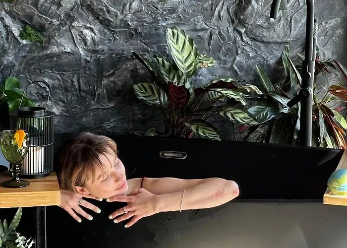 казковий дім та Garden два будиночки в горах з чаном-джакузі * Slavske