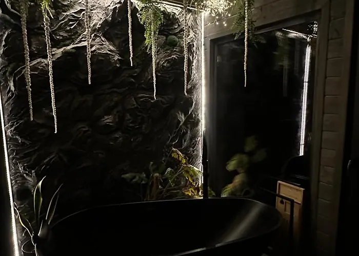 казковий дім та Garden два будиночки в горах з чаном-джакузі *